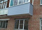 Балкон с алюминиевым раздвижным остеклением и с наружной отделкой сайдингом. mobile
