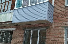 Балкон с алюминиевым раздвижным остеклением и с наружной отделкой сайдингом. tab