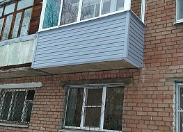Балкон с алюминиевым раздвижным остеклением и с наружной отделкой сайдингом.