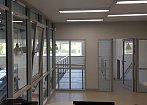 Конструкции из фасадного алюминиевого профиля прекрасно смотрятся внутри помещения при организации рабочего пространства. mobile
