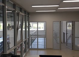 Конструкции из фасадного алюминиевого профиля прекрасно смотрятся внутри помещения при организации рабочего пространства.